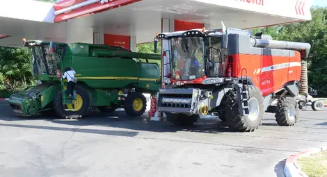 Тежки земеделски машини блокират бензиностанции в знак на протест