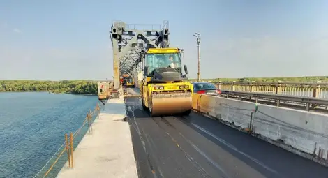 Асфалтира се затворения 320-метров участък на Дунав мост при Русе