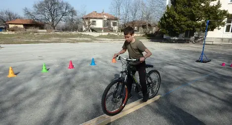 Деца от Ценово демонстрираха майсторско управление на велосипеди