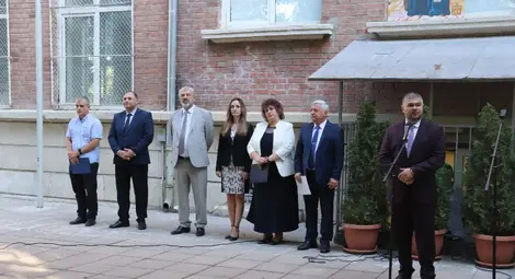 Драгомир Драганов: Професионалната гимназия по икономика и управление е призвана да възпитава млади хора със свободен дух и любопитен ум Драгомир Драганов: Професионалната гимназия по икономика и управление е призвана да възпитава млади хора със свободен дух и любопитен ум