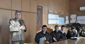 Гимназисти учат за видовете войски и задълженията на България като член на НАТО