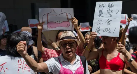 Мъже по сутиени на протест в Хонконг Мъже по сутиени на протест в Хонконг