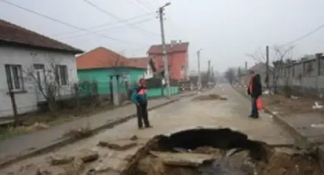 Ремонтирана улица глътна кола заедно с шофьора Ремонтирана улица глътна кола заедно с шофьора