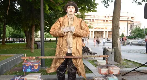 Карнавалът мести живите статуи в градинката пред библиотеката