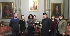 Гимназисти ушиха нови архиерейски  одежди на Русенския митрополит Наум 