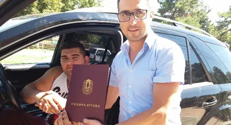 Зам.-кметът Ивайло Кадишев връчи поздравителен адрес на златния Ружди.  Снимка: Община Ветово