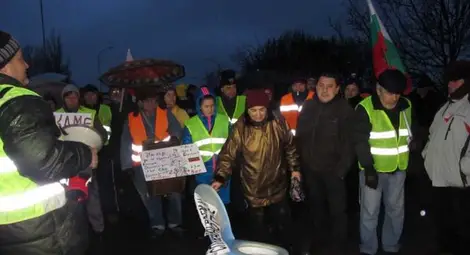 Протестиращите от Русе блокираха пътя към София с тоалетни /галерия/