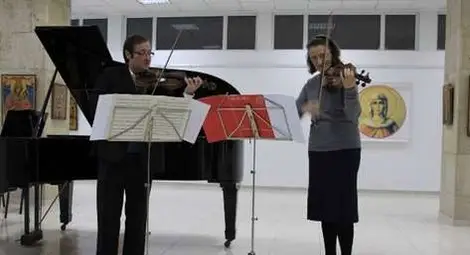 Световноизвестна цигуларка свири в социални домове