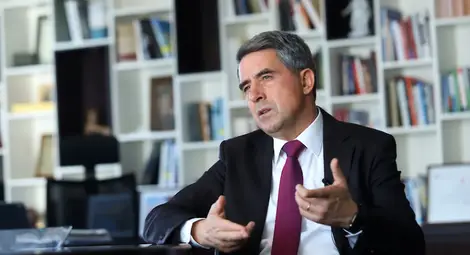 Плевнелиев: Радев ни бута към казахските степи