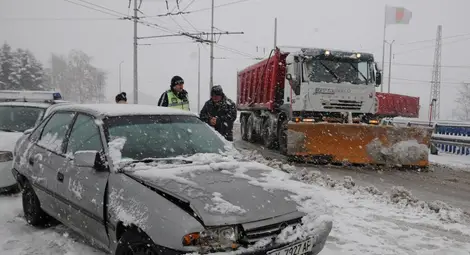 Катастрофа след катастрофа заради снега на АМ "Люлин"
