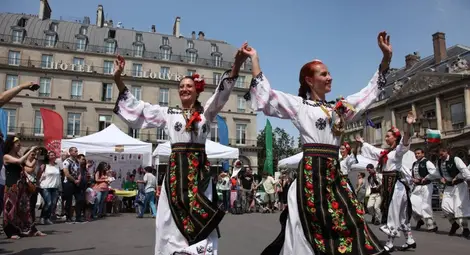 Вижте българското хоро, което се изви пред Лувъра (снимки)