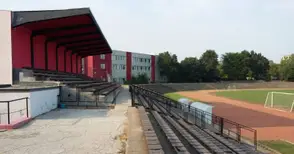 Фенове на „Мартен“ нахлуха на терена и мятаха бутилки в баража срещу Батин