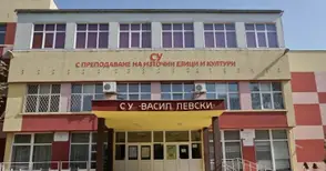 Книжарка удря шамар на първолачка заради съборена неволно стока