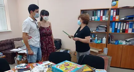 Младоженци превърнаха цветята за сватбата в книжки и играчки за детски център Младоженци превърнаха цветята за сватбата в книжки и играчки за детски център