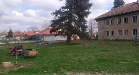 Кметският наместник в ДЗС лично се включи в облагородяването на квартала Кметският наместник в ДЗС лично се включи в облагородяването на квартала