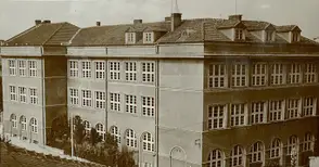 Прохождането, закриването и възкръсването на Дойче шуле