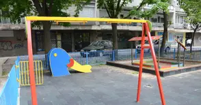Откраднаха люлките от детската площадка зад блок „Лермонтов“