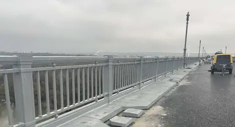 Монтирани са парапетът и стълбовете за осветление в ремонтирания участък от Дунав мост при Русе