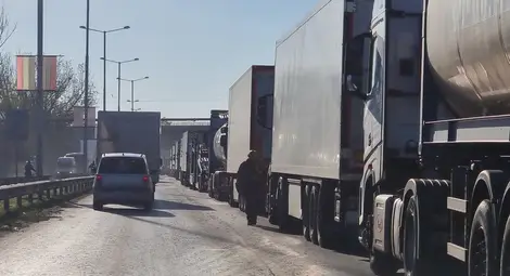 Община Русе: Русенци няма да допуснат струпване на тежкотоварни автомобили на нерегламентирани места, при силен трафик сме готови да изискаме прилагане на системата за управление на опашките
