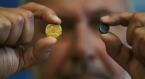 Проф. Овчаров с последни находки от Перперикон - златна монета и печат