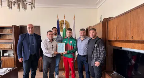 Боксьорът Никълъс Николов бе отличен от кмета Пенчо Милков за &bdquo;Спортист на месеца&ldquo;