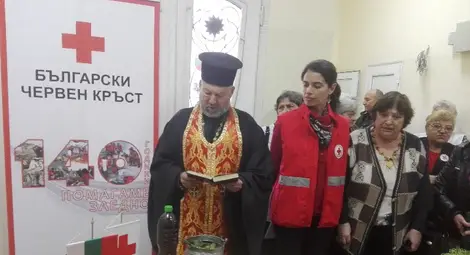 Отец Искрен от църквата &bdquo;Света Троица&ldquo; освети и благослови Ресурсния център за подкрепа на възрастни хора.