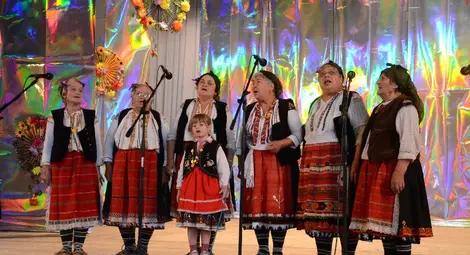 Групата за автентичен фолклор &bdquo;Самакитка&ldquo; към читалище &bdquo;Напредък&ldquo; в Долно Абланово не само призовава младите да усвояват красотите на фолклора, но показват и на дело как се прави това - с невръстната изпълнителка в групата. Снимка: Красимир СТОЯНОВ