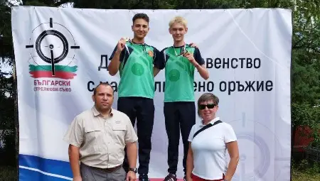 Петър и Дамян с треньорката си Севдалина Стоянова е наставника на националния отбор Владимир Манев. Снимка: Утро Петър и Дамян с треньорката си Севдалина Стоянова е наставника на националния отбор Владимир Манев. Снимка: Утро