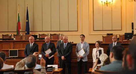 Десетки специалисти от ВМА отличени с приза "Лекарите, на които вярваме"