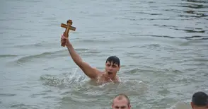 Добротворецът Теодор Цветков за трети път извади кръста в Русе