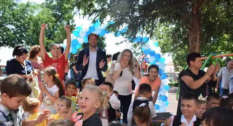 „Каолин“ подари напълно обновена площадка на децата в Глоджево „Каолин“ подари напълно обновена площадка на децата в Глоджево