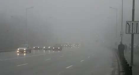 Мъгла и инциденти затрудняват движението в страната