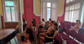 Лектори разясняват развитие и хранене на детето в Училище за родители