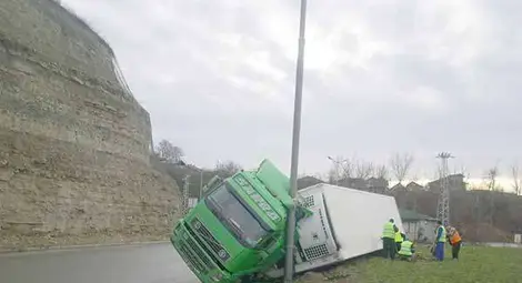 Засилен турски ТИР с химикали полегна на &bdquo;тортата&ldquo; край Бяла