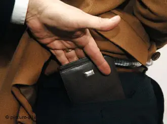 Смел мъж задържа крадец на портмоне на улицата