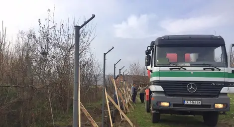 До четвъртък всички участъци от оградата на регистрационно-приемателния център в Харманли ще бъдат затворени и укрепени