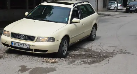 Улици и тротоари пропадат от излeлите се поройни дъждове