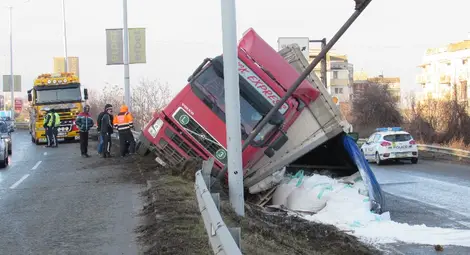 Обърнат тир на &bdquo;България&ldquo; блокира движението в Русе