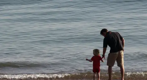 Борбата на баща, копнеещ да прегърне децата си