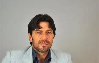 Задигнаха луксозен джип на гербер с пистолет "Берета" в него Задигнаха луксозен джип на гербер с пистолет "Берета" в него