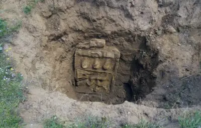 Багер изрови две антични плочи, едната изчезна