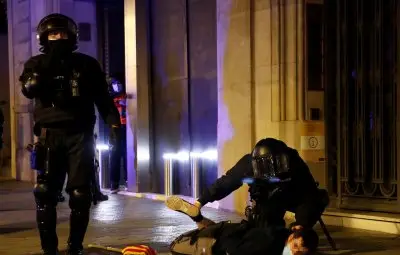 Пета поредна нощ на сблъсъци между демонстранти и полиция в Испания Пета поредна нощ на сблъсъци между демонстранти и полиция в Испания