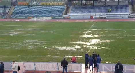 И този срам дочакахме! Пролетен дъждец заблати стадиона и спря футбола
