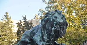 Гол австриец яхна лъва на Паметника на свободата