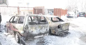 Късо съединение изпепели две коли