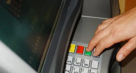 Крадец на кредитна карта четири пъти опитал да я източи Крадец на кредитна карта четири пъти опитал да я източи