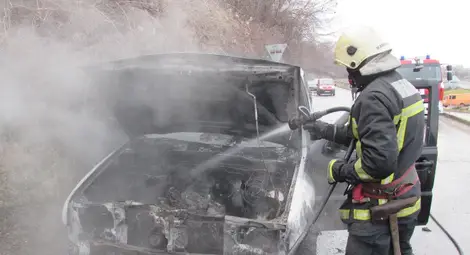 Джип на върнало се от Испания семейство пламна в движение и изгоря до ламарина