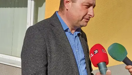 Водачът на листата на ГЕРБ-СДС в Русе адв. Николай Братованов гласува за чист въздух в Русе, за стабилно правителство и ред в държавата Водачът на листата на ГЕРБ-СДС в Русе адв. Николай Братованов гласува за чист въздух в Русе, за стабилно правителство и ред в държавата