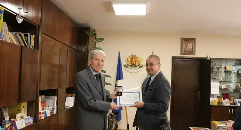 Бурджиев награди със значка фотографа Евгени Станимиров