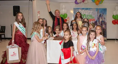 Торта и фойерверки ознаменуваха избора на Малка Мис и Малък Мистър Торта и фойерверки ознаменуваха избора на Малка Мис и Малък Мистър